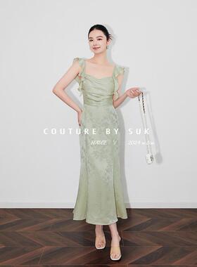 SUK 清风徐来！木耳边设计提花缎面荷叶边吊带褶皱设计收腰连衣裙
