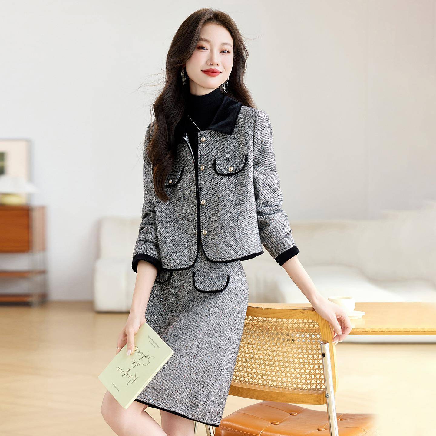 时尚9套2YB8930-00025秋新款显衬肤色撞色翻领外套半白裙两件套装