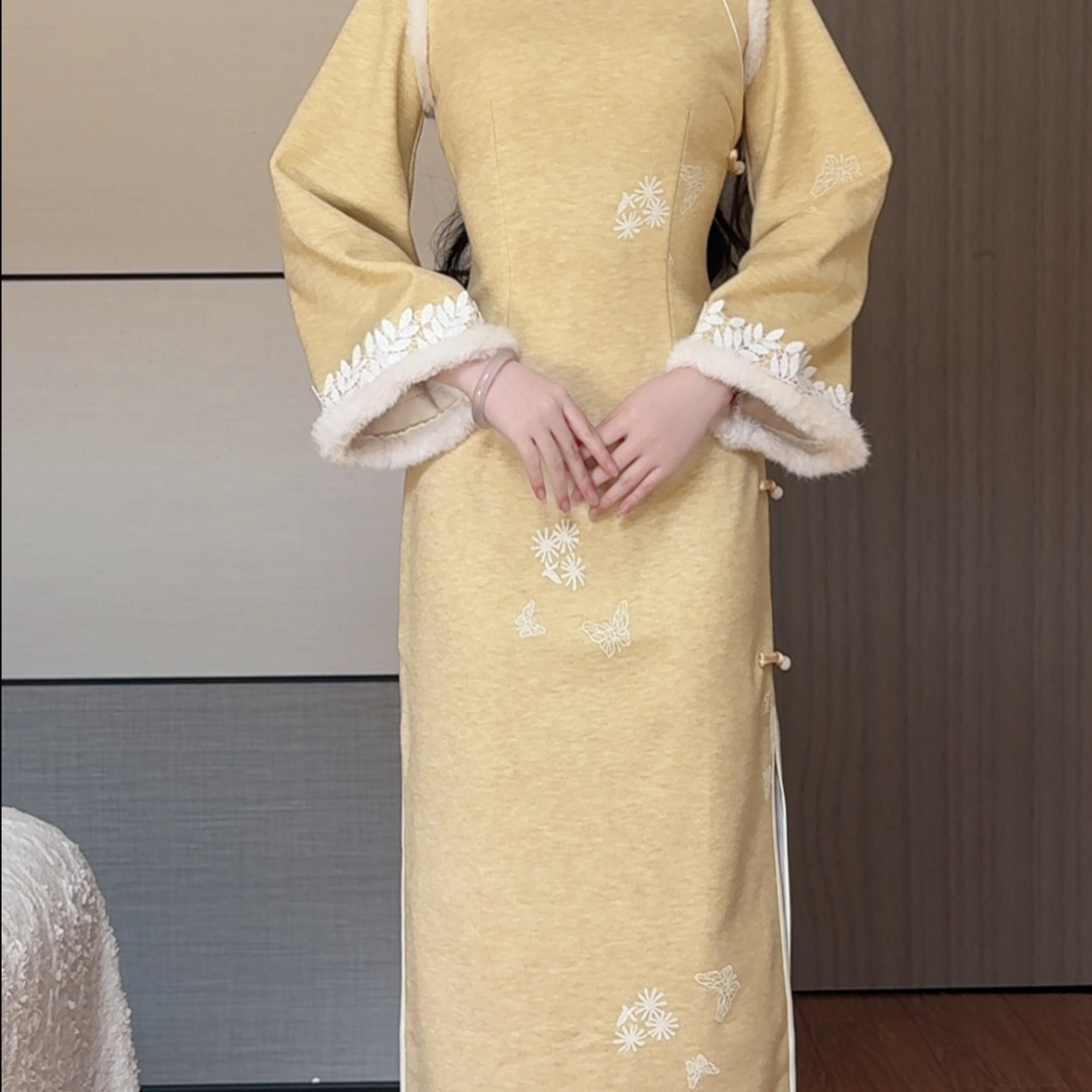 抹茶麻薯2025冬季新款复古改良新中式保暖毛绒领旗袍倒大袖日常穿
