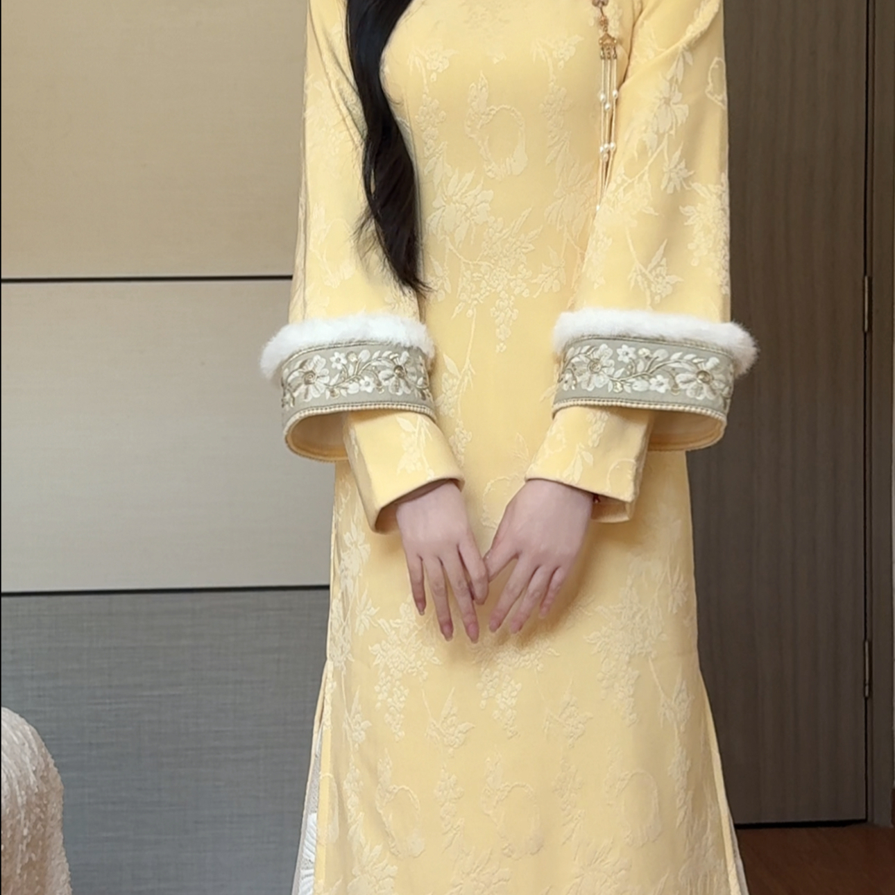 抹茶麻薯黄色复古新中式毛绒领旗袍女2025冬季新款倒大袖保暖日常