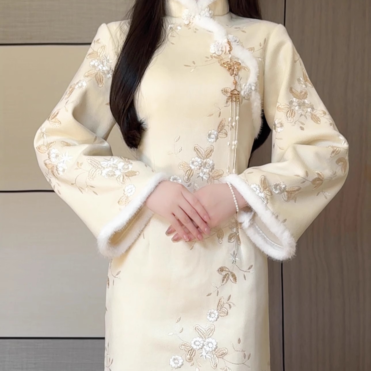 抹茶麻薯2025年冬季新款改良旗袍绣花麂皮绒加绒淑毛领女范新中式