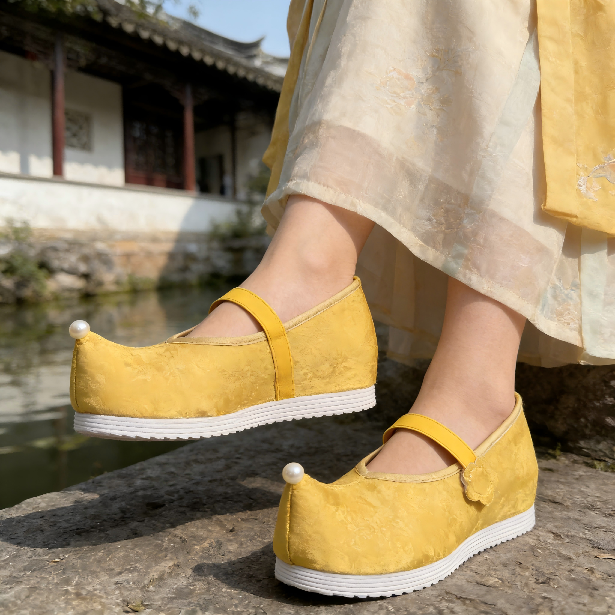 新款绸缎汉服鞋子女翘头绣花鞋古风内增高刺绣布鞋古装手工弓鞋女