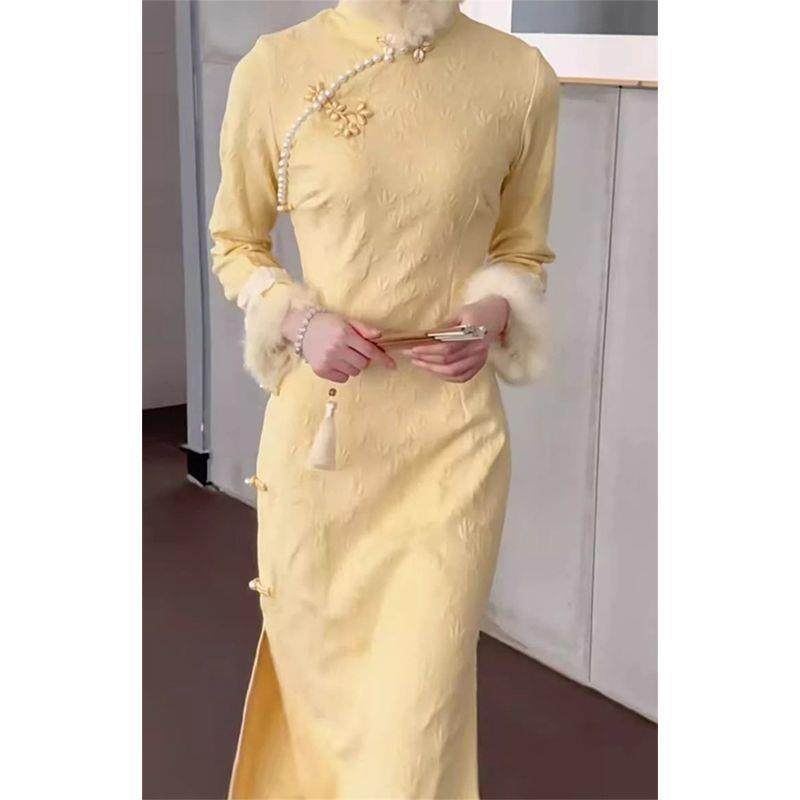 新中式优雅加绒旗袍高端鹅黄色连衣裙长袖改良版型低开叉设计裙子