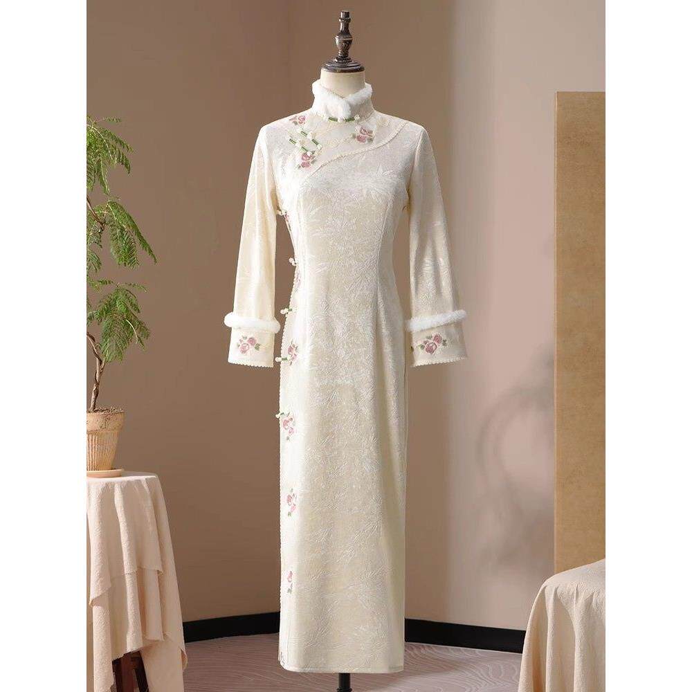 米色旗袍加绒加厚改良年轻少女2025新款中长连衣裙日常可穿秋冬季