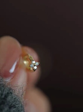 s925纯银镀14k金四叶草耳扣迷你小花耳钉女简约气质通勤耳环耳饰