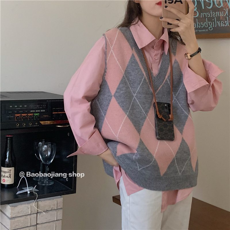 Real price spring Korean V-neck diamond lattice Knitted Sweater Vest + loose solid color shirt set