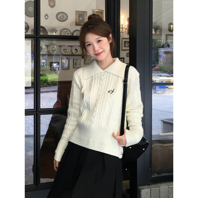 早春新款白色翻领绞花毛衣女