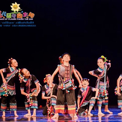 放学路上拉祜娘儿童少数民族