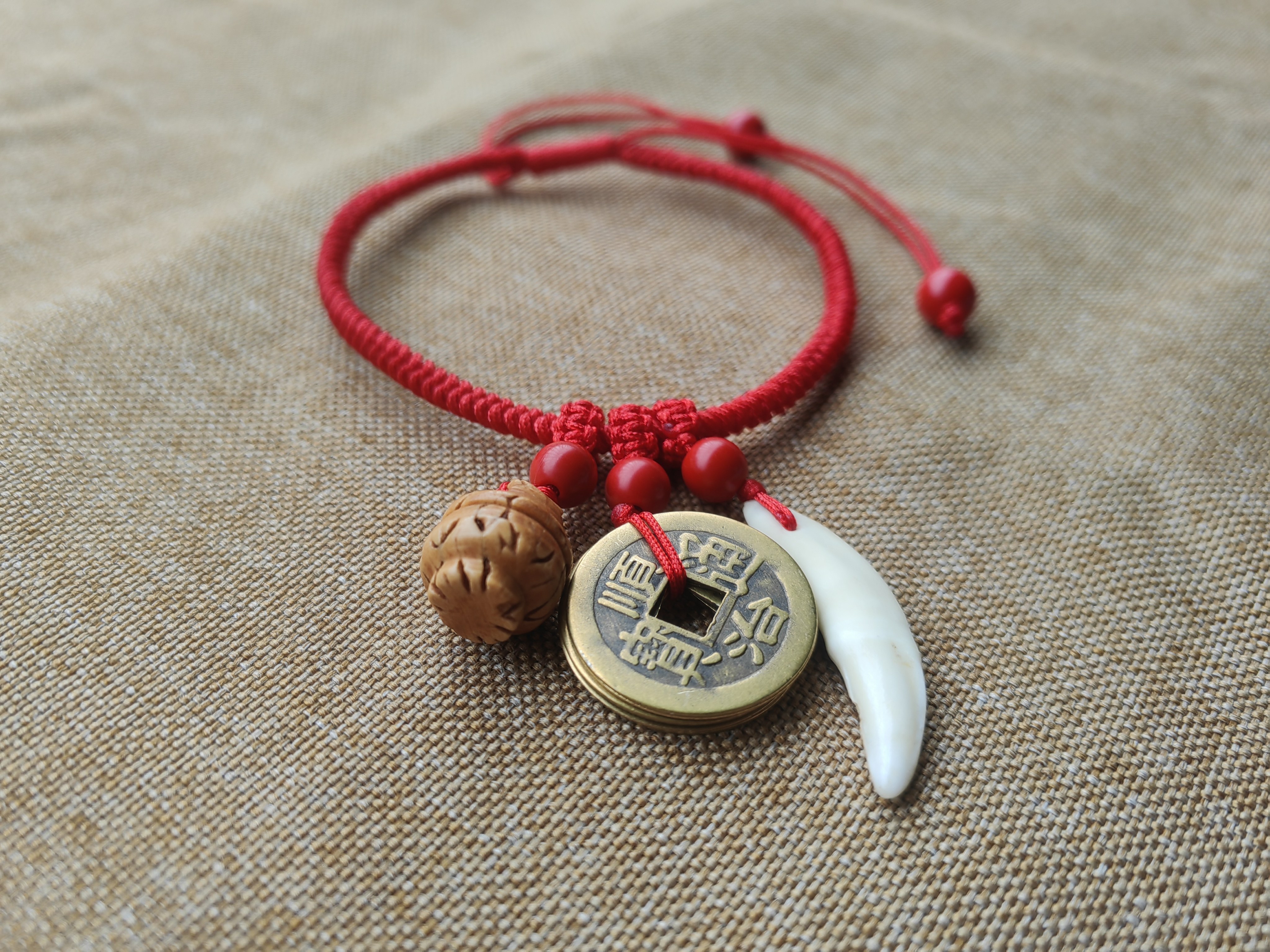 手工设计编织本命年红绳手链黑狗牙吊坠桃核铜钱脚链男女成人脚绳