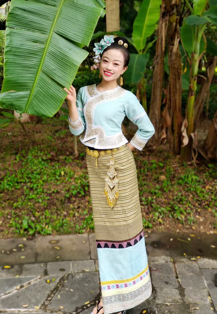 西双版纳玉美女傣装贵族气质修身傣族女装交领长袖上衣拼接筒裙