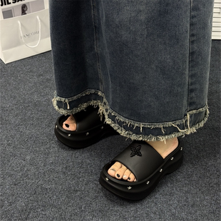 拖鞋女款夏天外穿增高厚底2025新款时尚百搭网红软底朋克风凉拖女