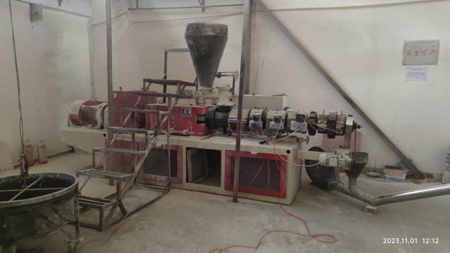 1月4日东莞材料公司名下锥形双螺杆塑料挤出机1台网络拍卖公告