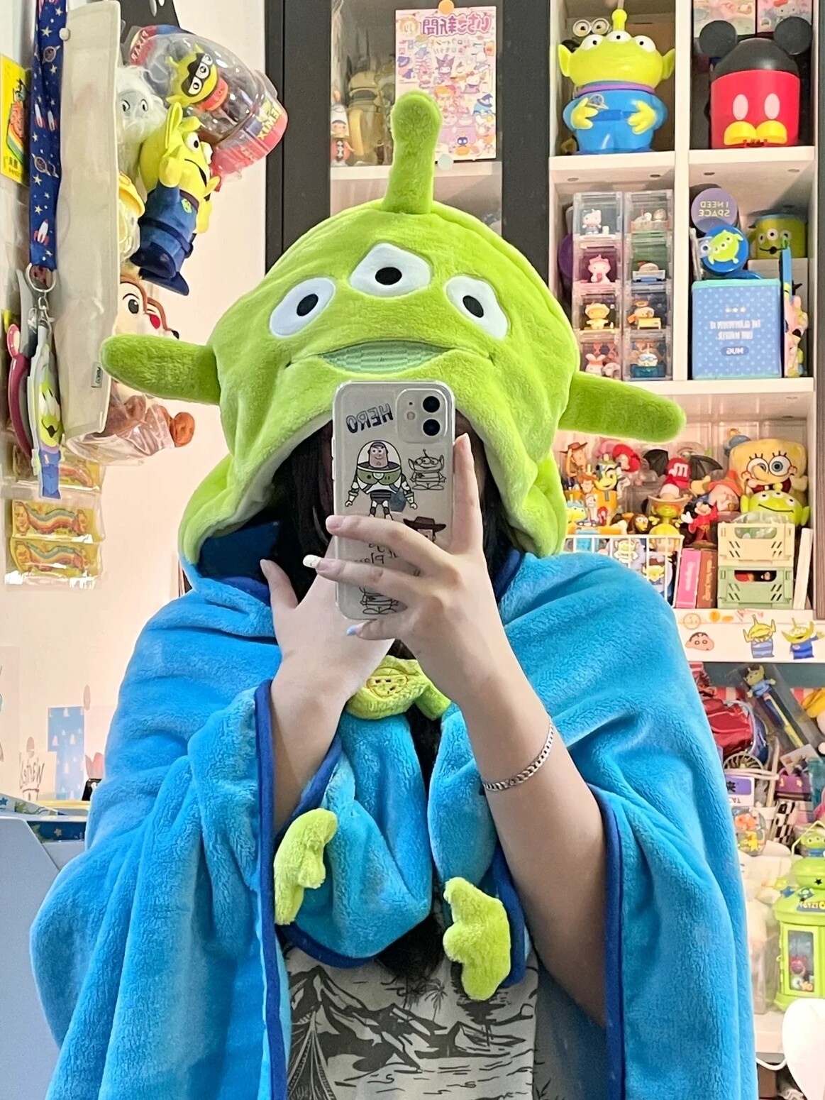 XIAOHONGSHU의 인기 있는 소녀의 마음을 따뜻하게 하는 세 눈의 딸기 곰 여름 집에 있는 케이프 에어컨 낮잠 후드 담요