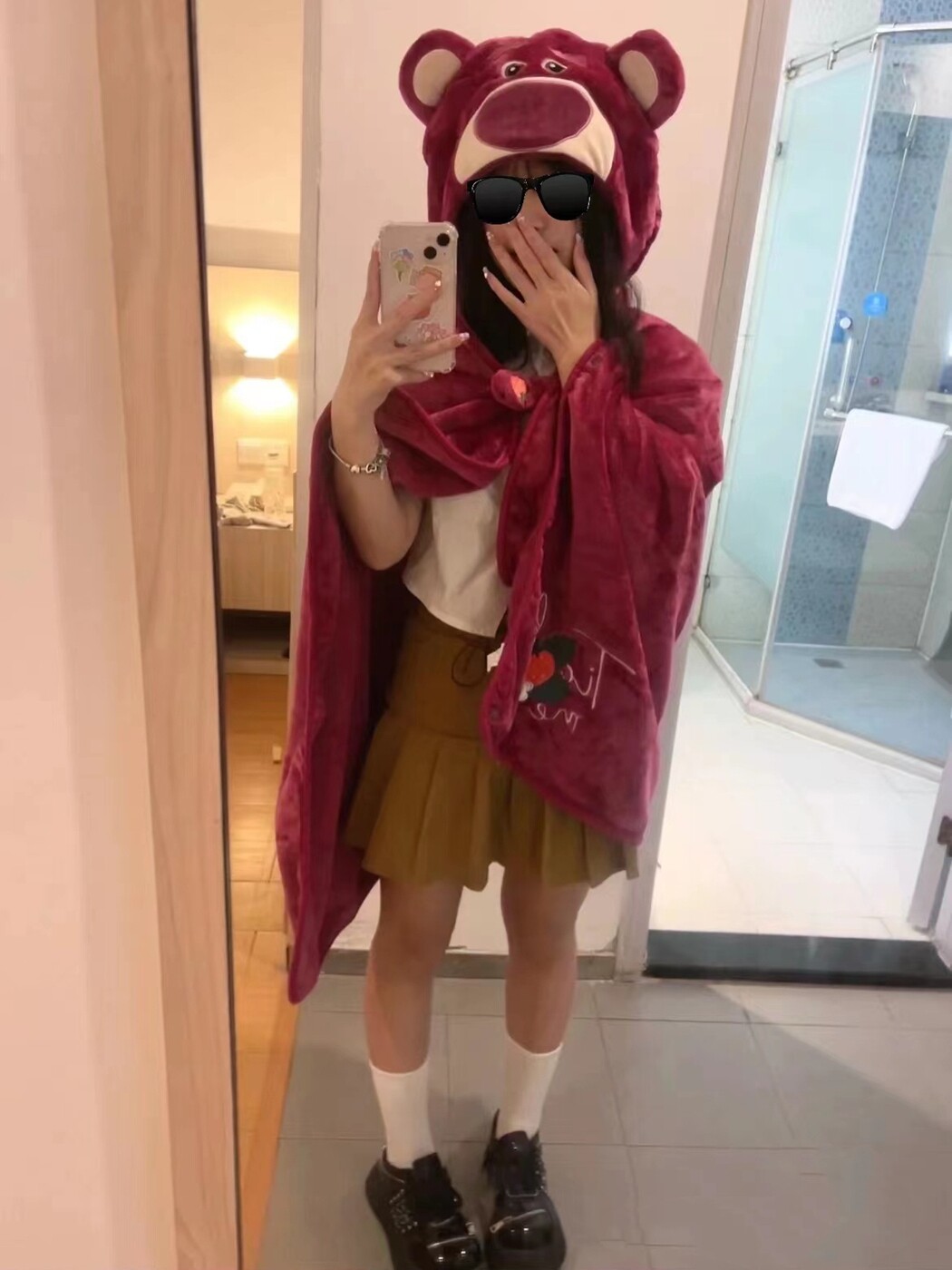 XIAOHONGSHU의 인기 있는 소녀의 마음을 따뜻하게 하는 세 눈의 딸기 곰 여름 집에 있는 케이프 에어컨 낮잠 후드 담요