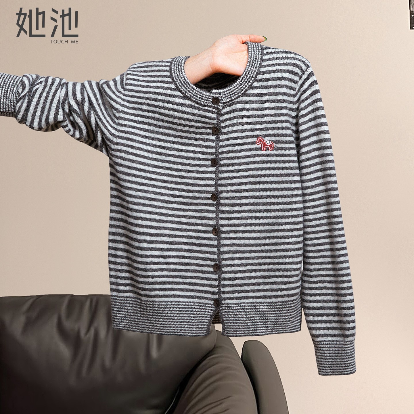 她池圆领针织衫2026春装新款女装撞色条纹单排扣宽松款短款上衣,女装/女士精品,毛针织衫,淘宝优惠券,粉丝福利购,淘宝优惠卷