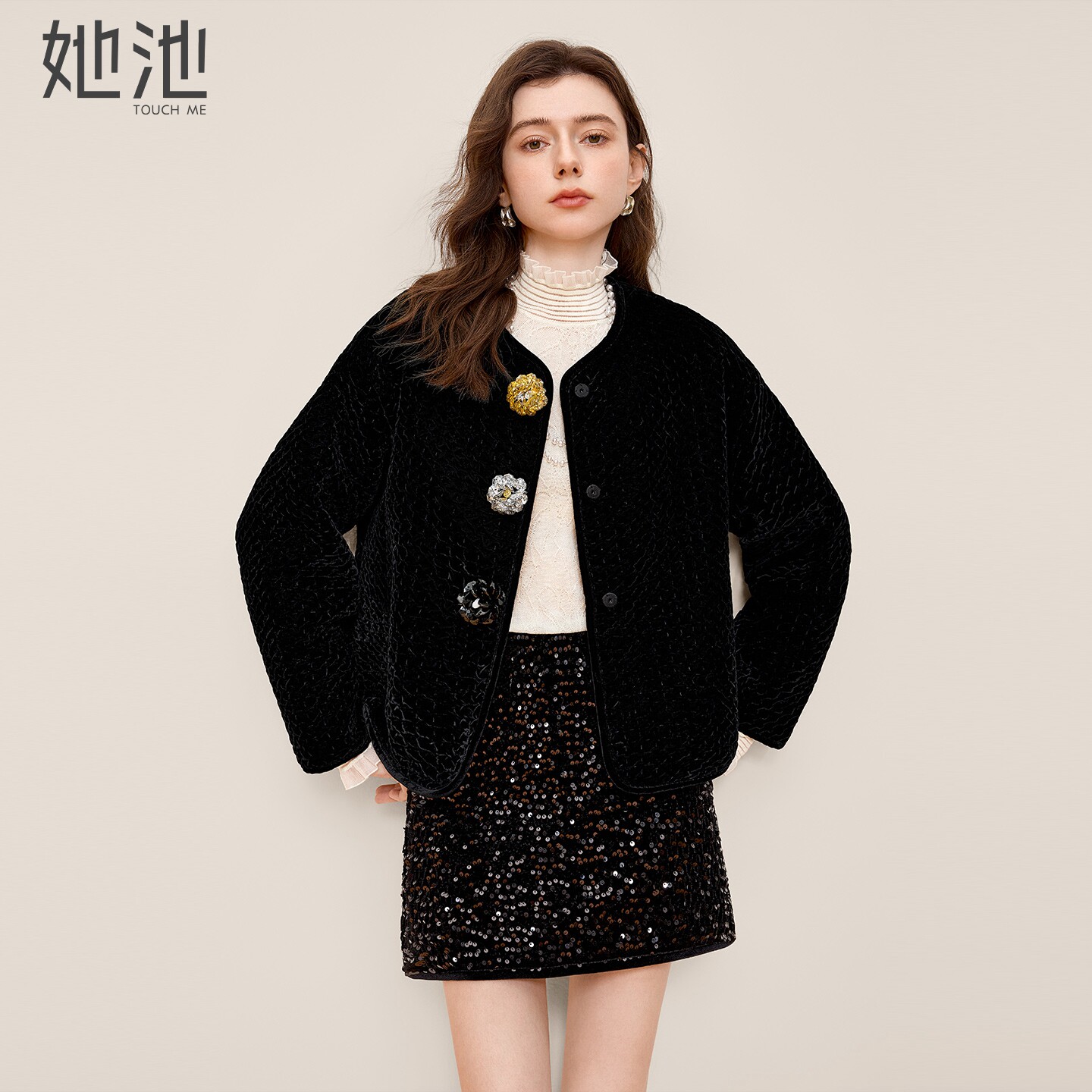 她池圆领单排扣落肩袖短款棉衣