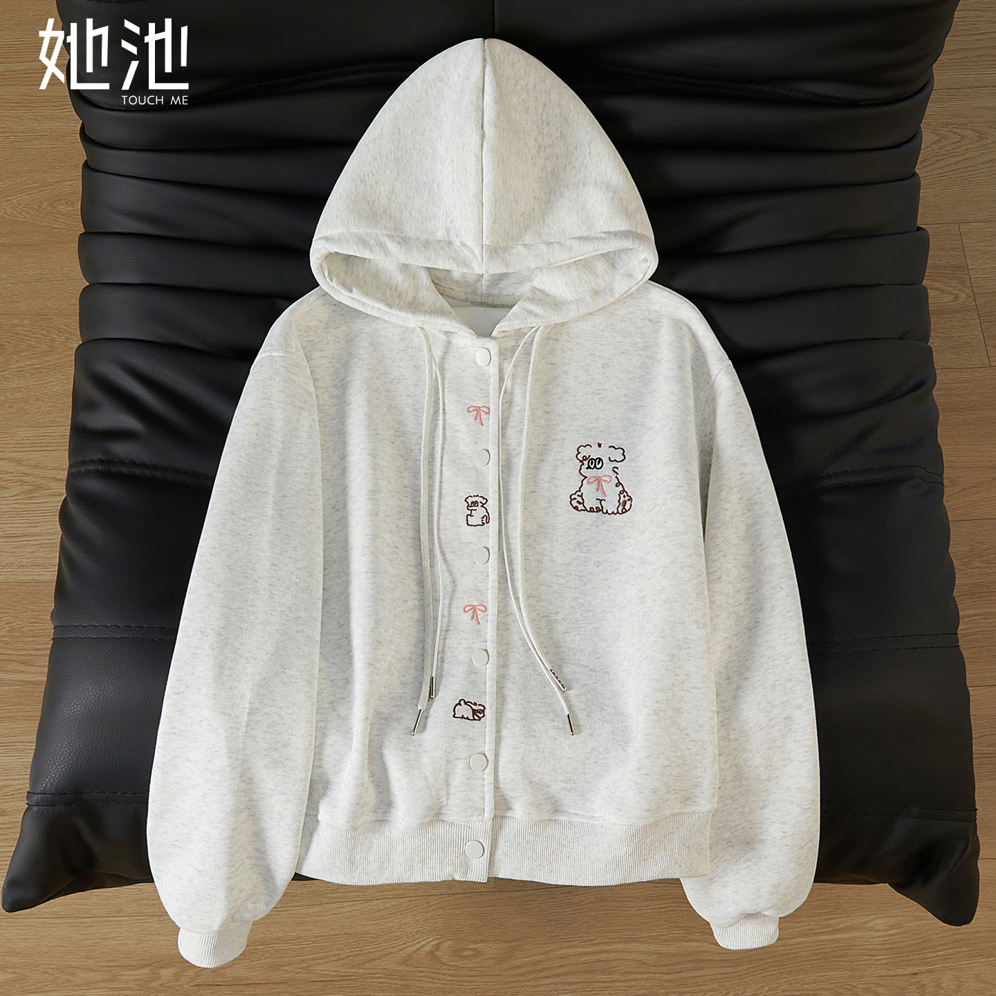 她池卡通刺绣单排扣长袖连帽外套
