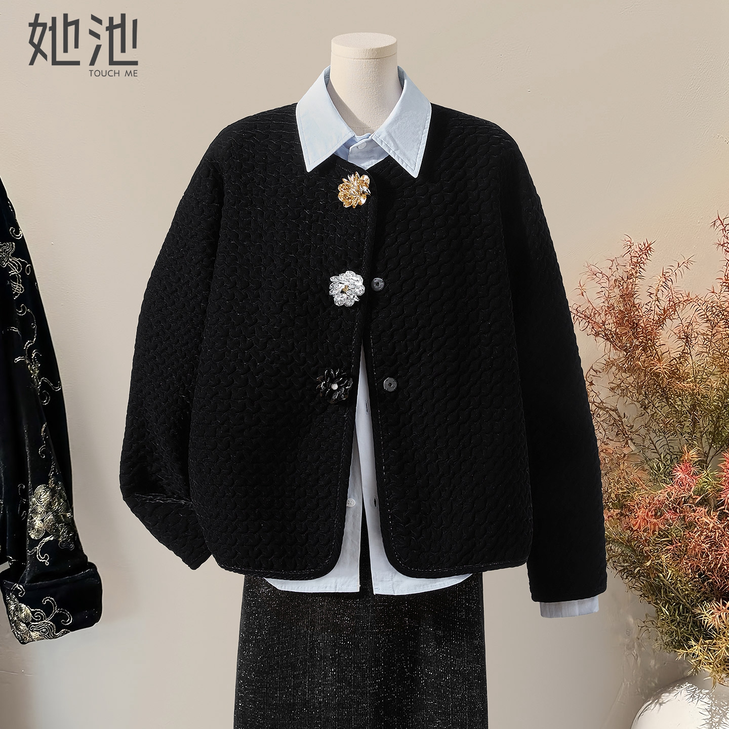 她池圆领单排扣落肩袖短款棉衣