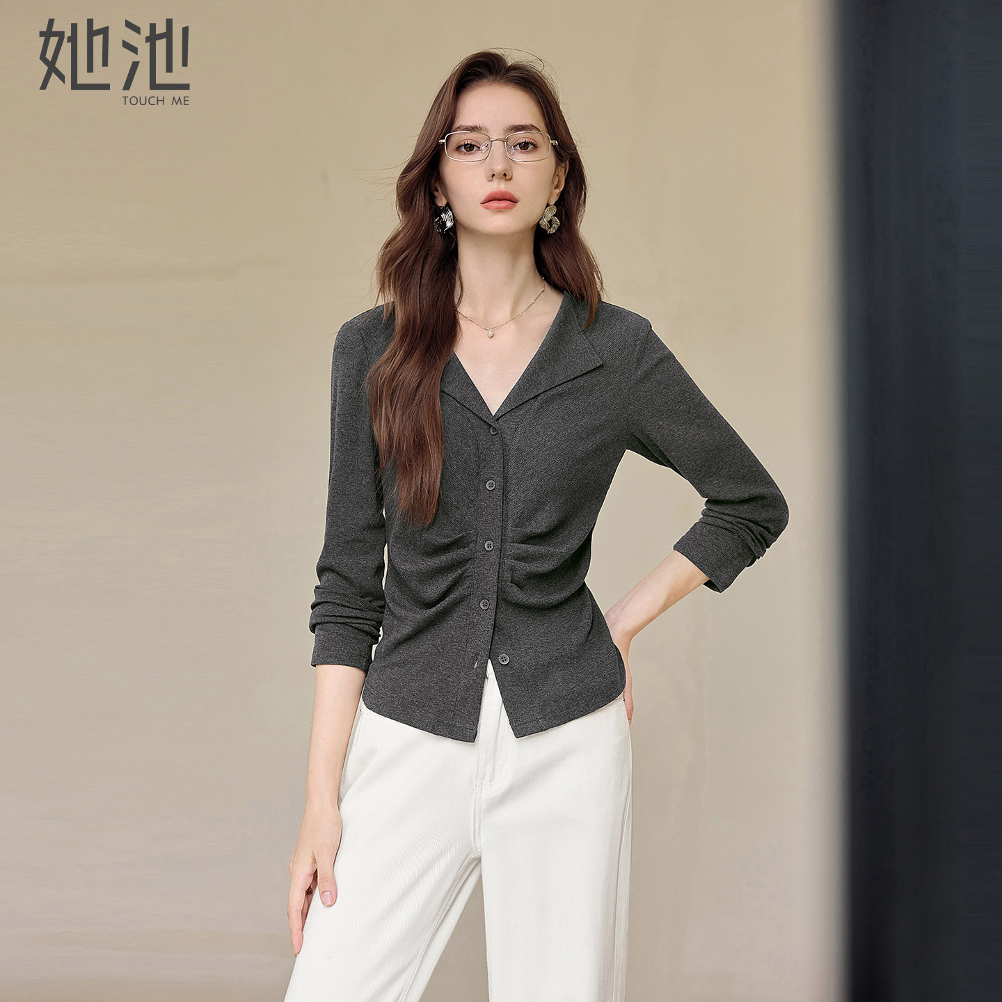 她池单排扣正肩褶皱修身打底衫