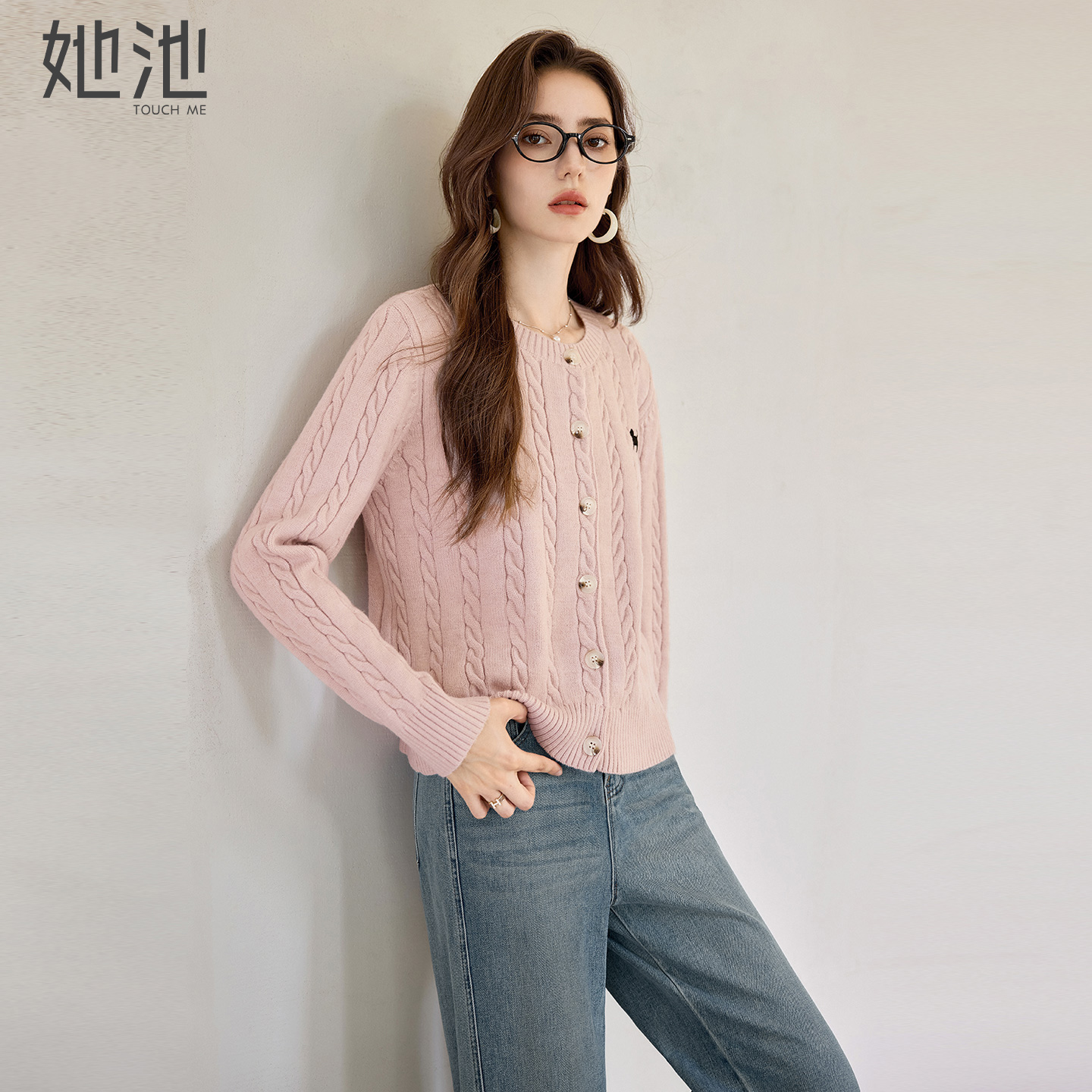她池甜美单排扣圆领长袖针织衫