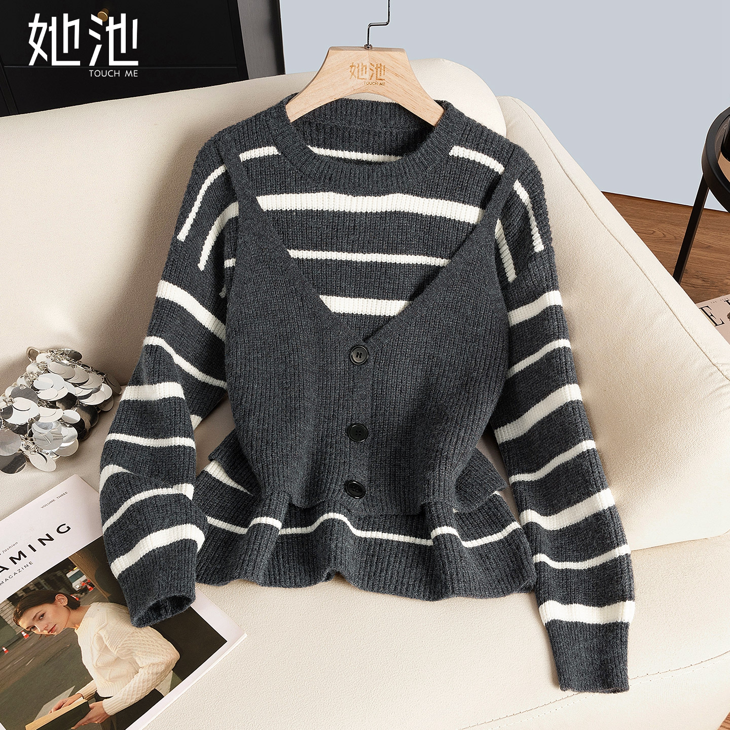 她池圆领假两件撞色条纹短款毛衣