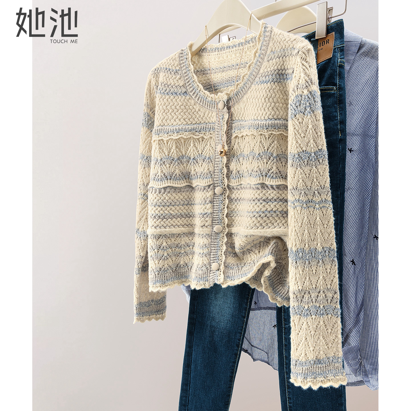 她池宽松款拼色单排扣圆领针织衫