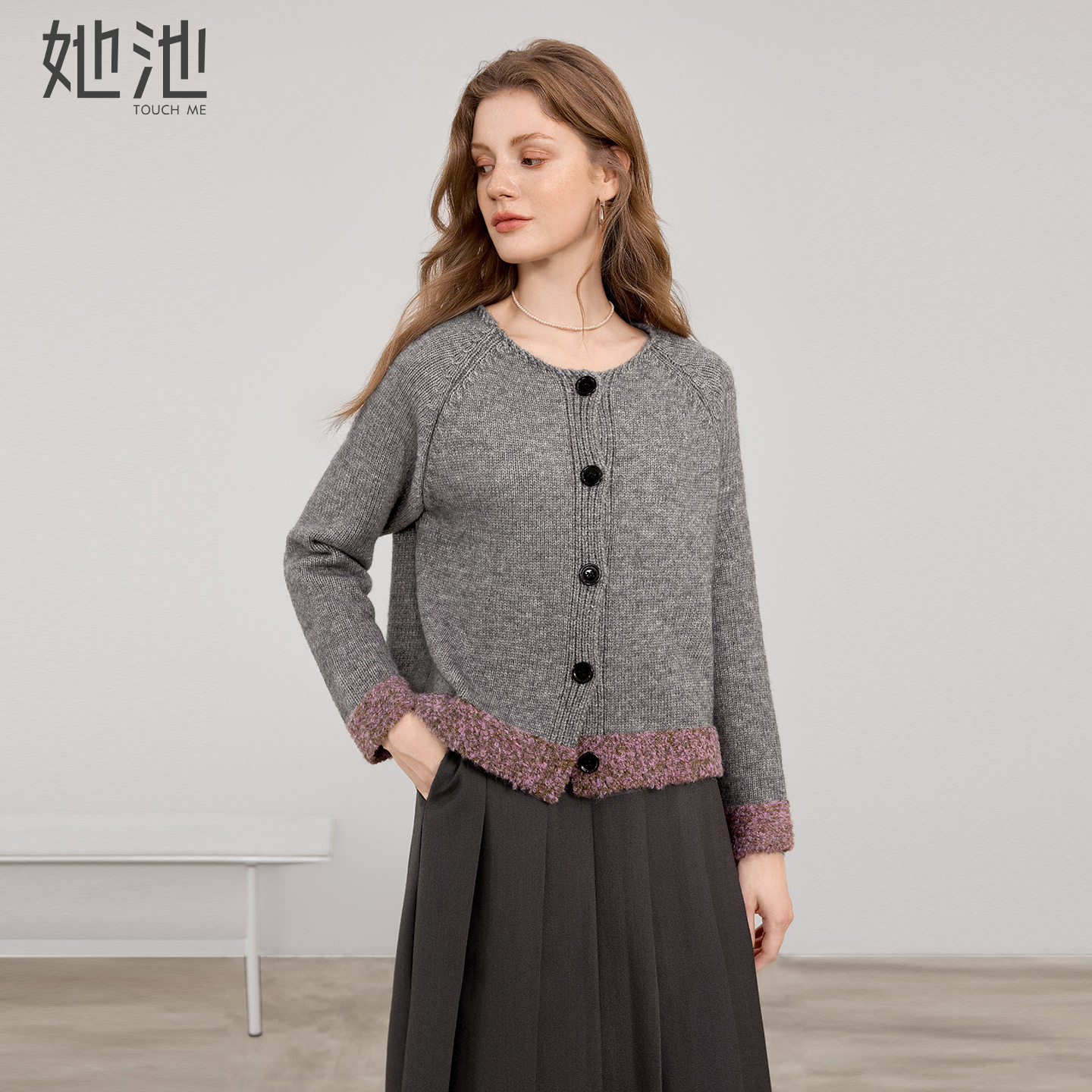 她池单排扣宽松款撞色短款针织衫