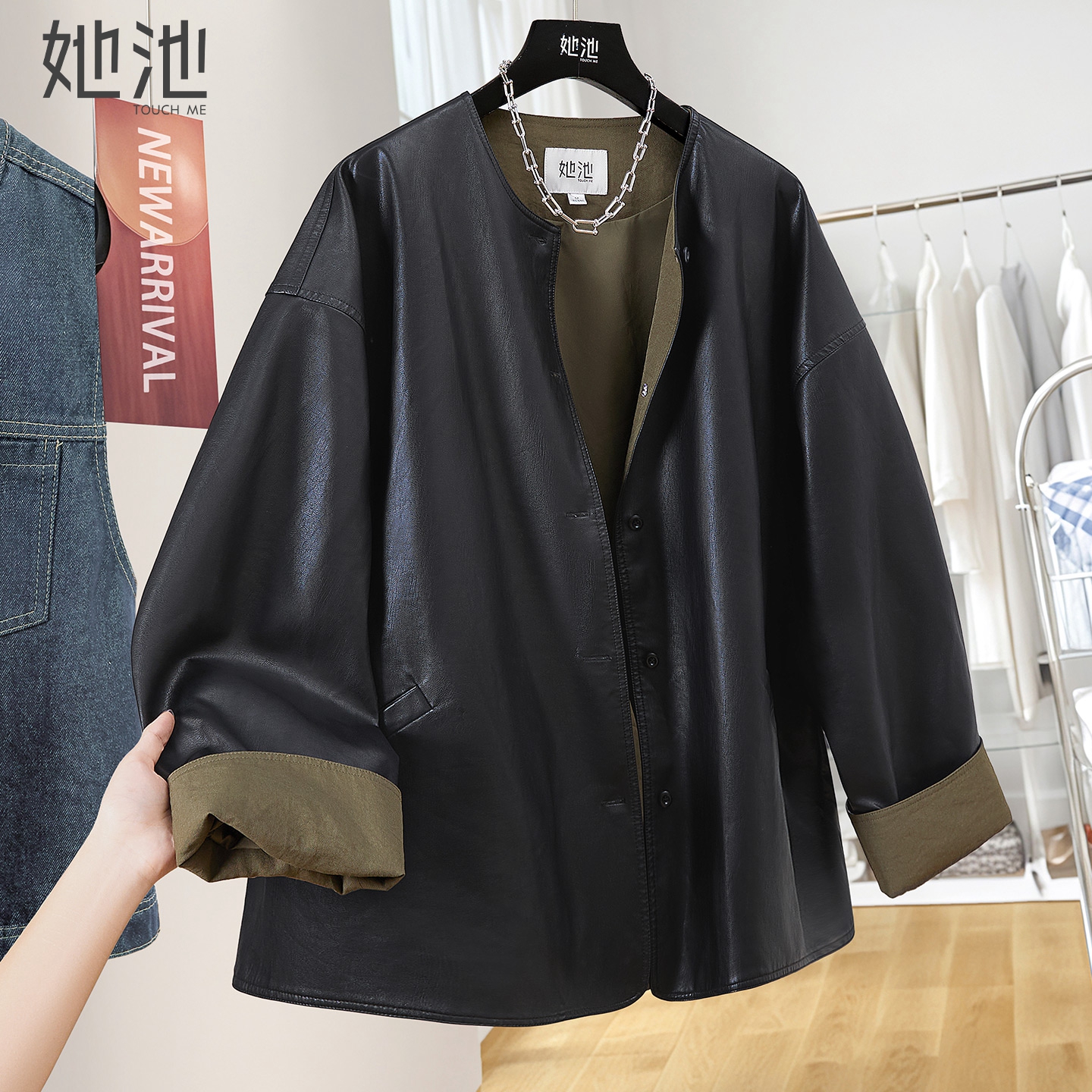 她池宽松款圆领单排扣PU外套