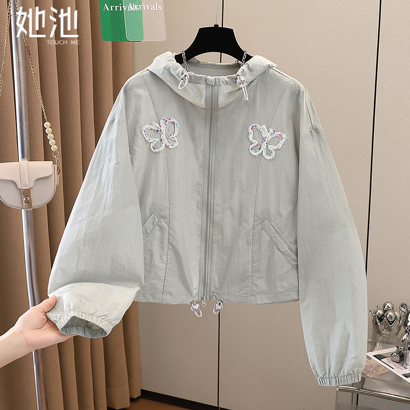 她池短款连帽宽松款拉链外套