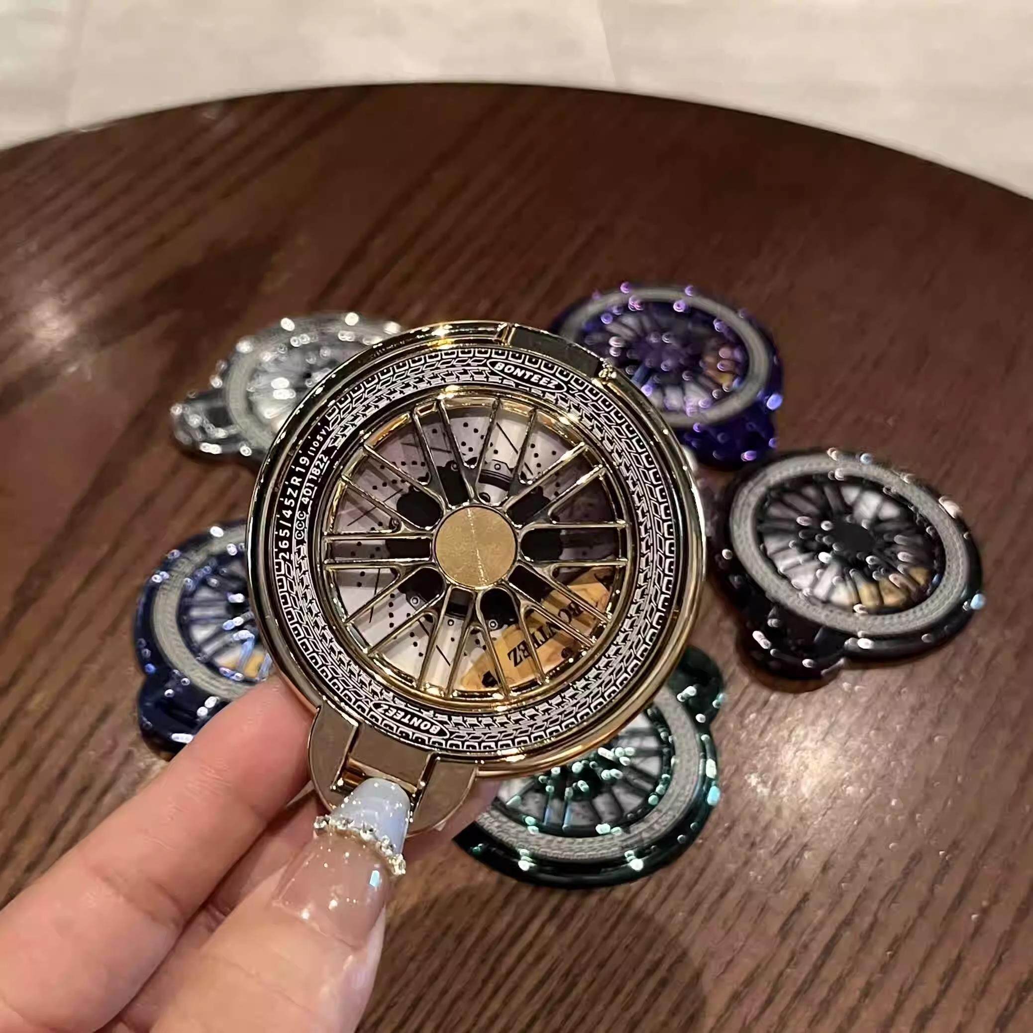 新款解压陀螺旋转手机支架粘贴式桌面通用创意多功能便携男女指环