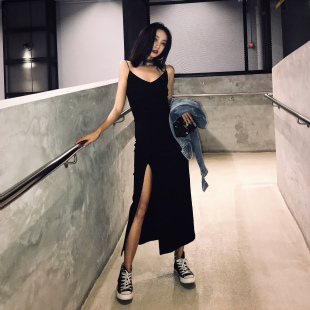 温柔风小黑裙黑色v领吊带裙女2025夏装新款性感冷淡风连衣裙女