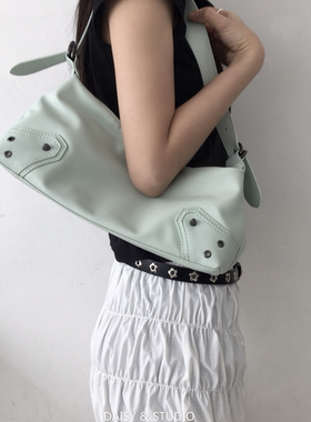 韩国25年夏季新款小众设计复古机车风铆钉pu个性单肩包腋下包银色