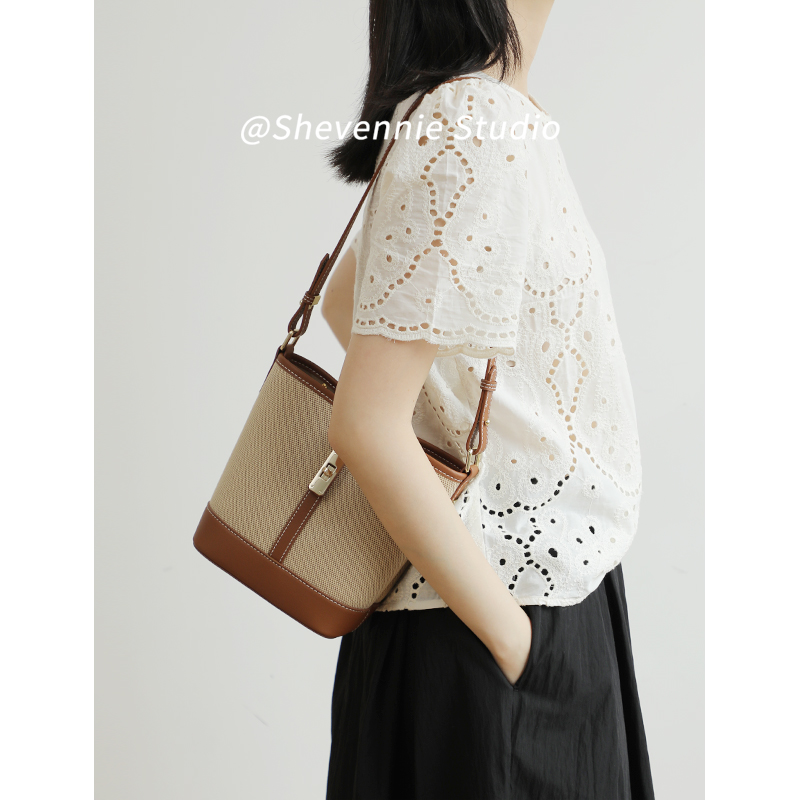撞色百搭配牛皮单肩包Shevennie