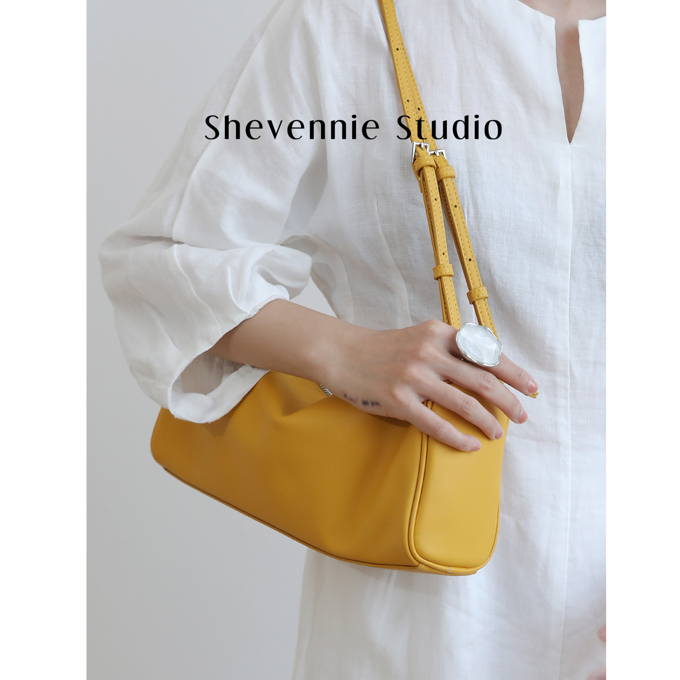 Shevennie 简约软包头层牛皮质感通勤休闲笔筒包腋下包单肩圆筒包