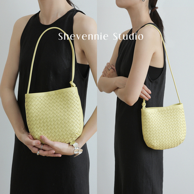 雪芸妮通勤羊皮编织迷你水桶包