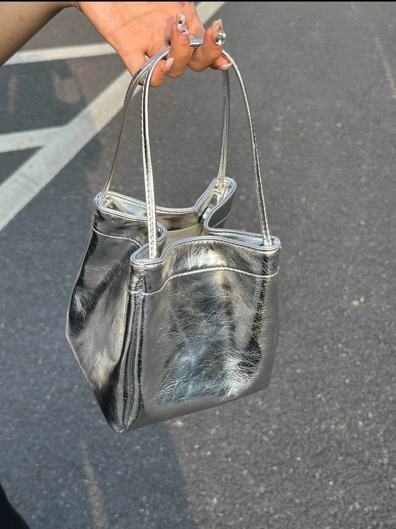 水桶包女2025新款小方包银色皮水桶包小众夏天女手提小包包