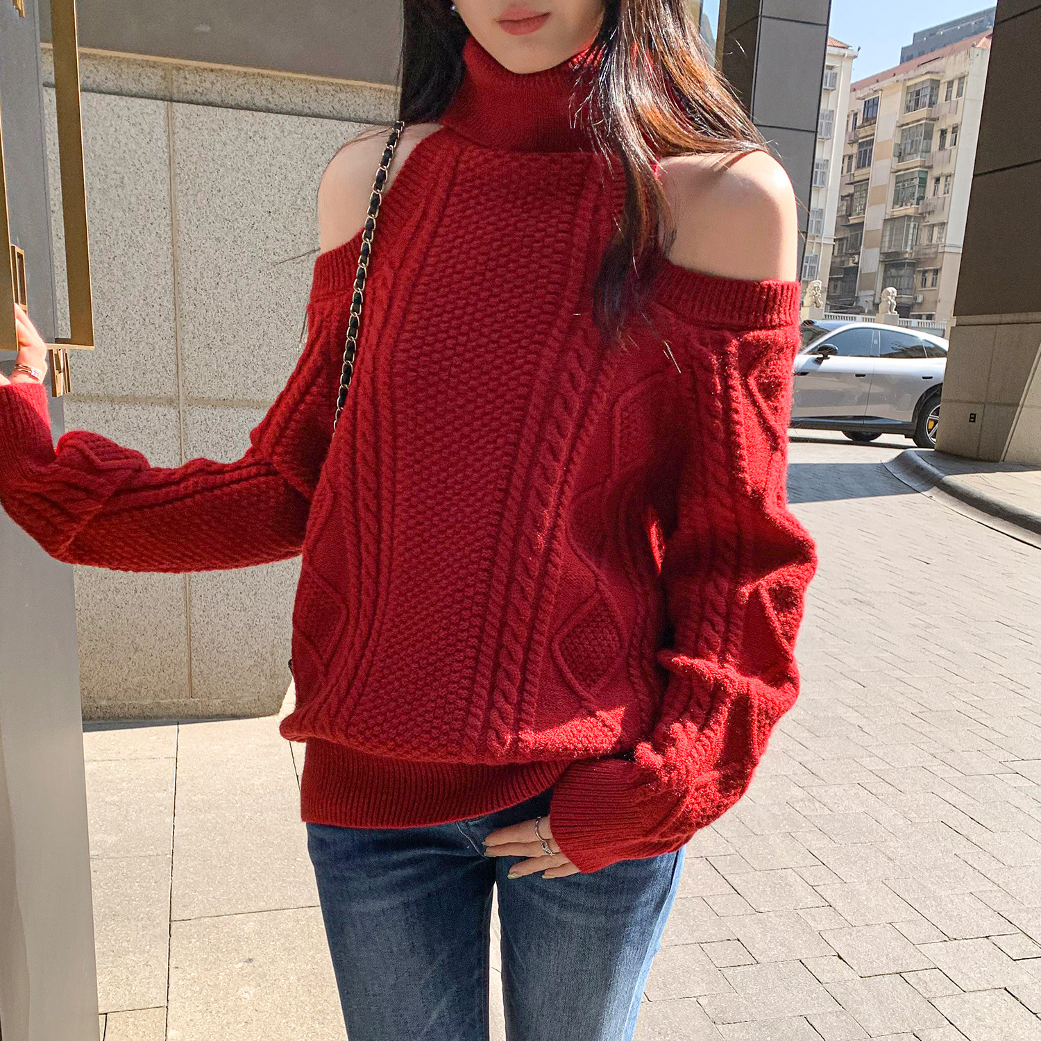 2026年新款过年小姨风高领露肩麻花红色毛衣女秋冬设计感针织上衣