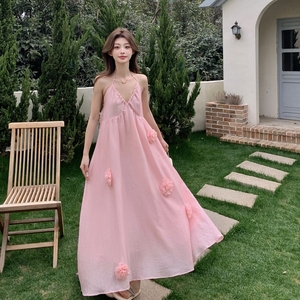 粉色度假风挂脖连衣裙女2025夏季新款法式绝美温柔超好看吊带长裙图片