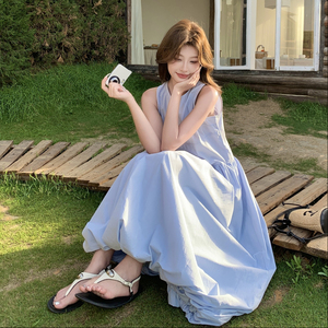 清纯松弛感蓝色无袖背心连衣裙女夏2025好看绝美度假花苞长裙及踝图片