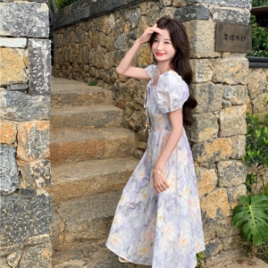 法式温柔甜美度假A字裙女2025夏季绝美紫色碎花晕染泡泡袖连衣裙图片