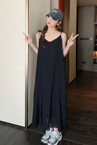 黑色高级感法式连衣裙女2024夏季新款气质V领性感别致绝美吊带裙图片