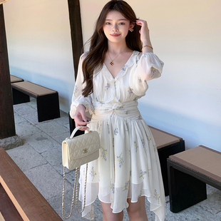 法式高级感气质碎花连衣裙女早秋季新款V领灯笼袖印花雪纺短裙子