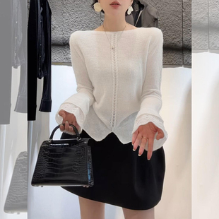 高级感女士镂空针织打底衫秋冬2026新款喇叭长袖开叉白色毛衣上衣