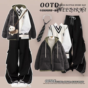 入冬漂亮衣服2026冬学院风假两件连帽棉服针织马甲衬衫工装裤套装