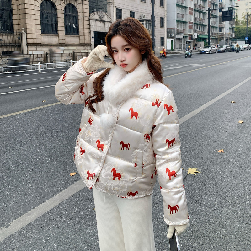 【现货】新中式印花马到成功石墨烯云绒服M222-P205控298，女装棉衣/棉服，依依服饰