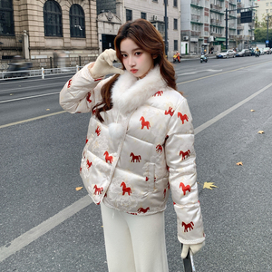 【现货】新中式印花马到成功石墨烯云绒服 M222-P205控298，女装棉衣/棉服，依依服饰