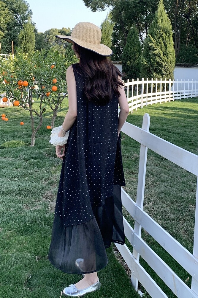 松弛感黑色波点无袖连衣裙女夏2025慵懒独特绝美度假雪纺背心长裙,女装连衣裙,依依服饰