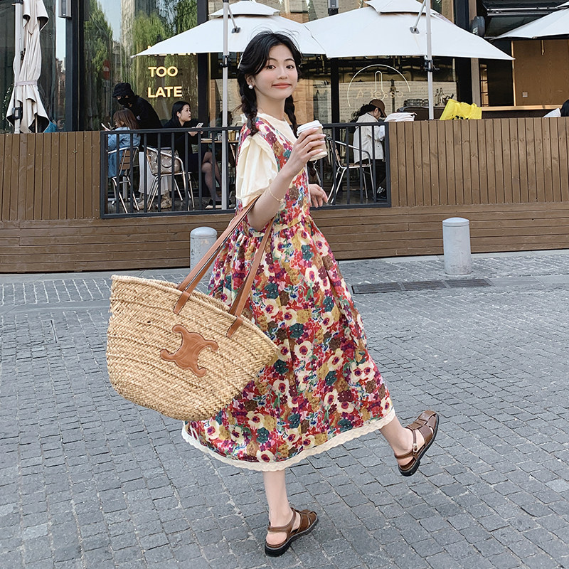 多巴胺穿搭无袖v领碎花连衣裙女夏2025年新款宽松背心裙两件套装，女装套装/套裙，依依服饰