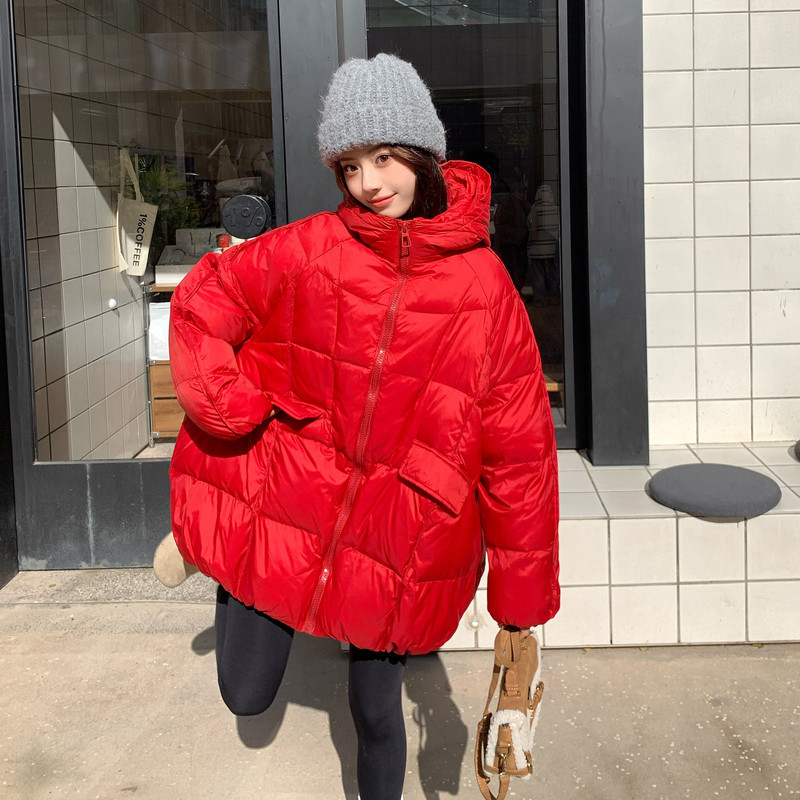 【新品现货】跑量新年红宽松连帽50绒羽绒服B001-M218-P225控328，女装羽绒服，依依服饰