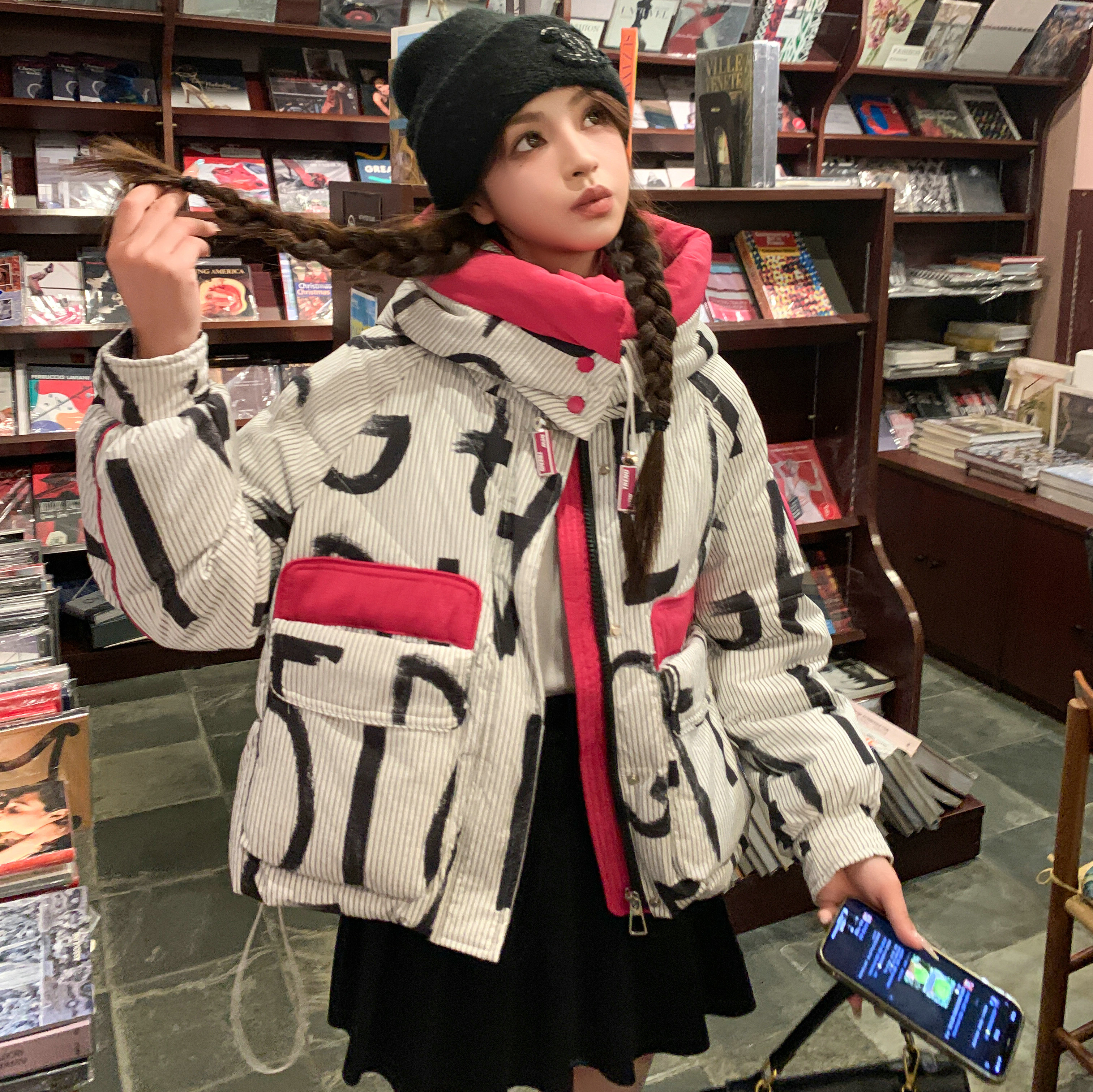 现货！设计感潮牌字母涂鸦羽绒服M135P275控398，女装羽绒服，依依服饰